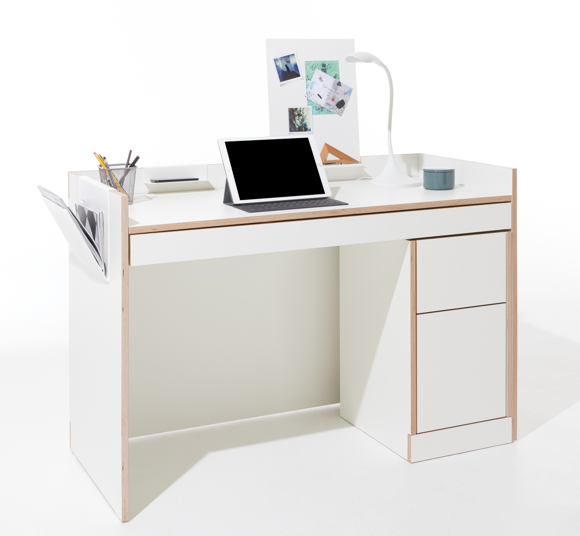 Moderner, weißer Flai Sekretär von Müller Möbelwerkstätten mit Schubladen, Tablet, Lampe und Ablagefächern.