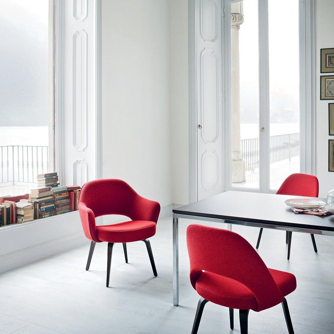 Roter Saarinen Conference Chair mit Armlehnen von Knoll International an einem Esstisch.