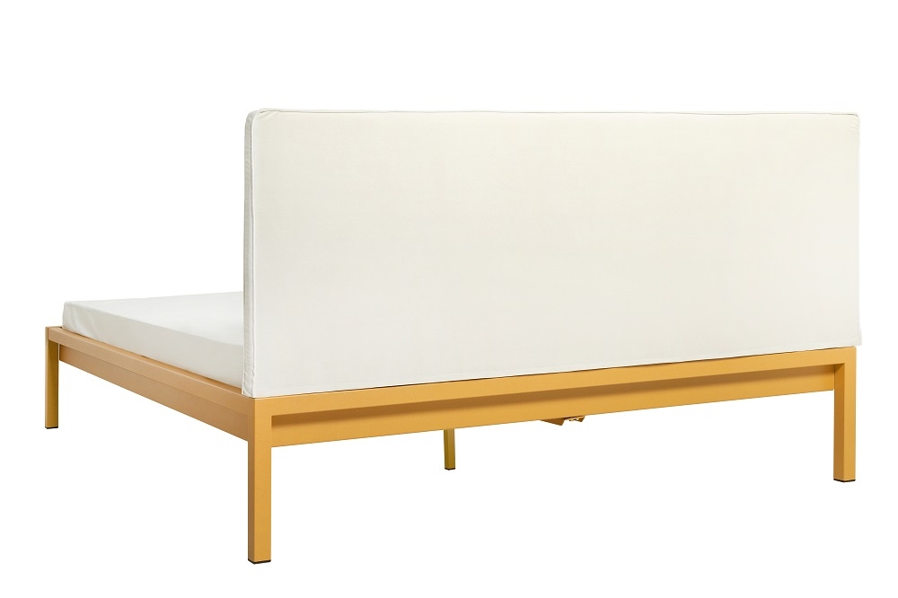 Pure Bett mit sandgoldenem Stahlrahmen und weißem Polsterkopfteil von Hans Hansen.
