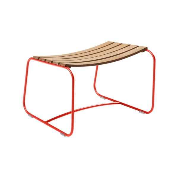 Surprising Fermob Outdoor Fußhocker mit rotem Metallgestell und Sitzfläche aus hellem Holz.