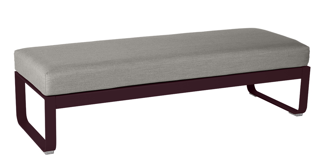 Bellevie Outdoor Hocker von Fermob, 2-Sitzer Gartenbank mit grauem Polster und bordeauxfarbenem Gestell.