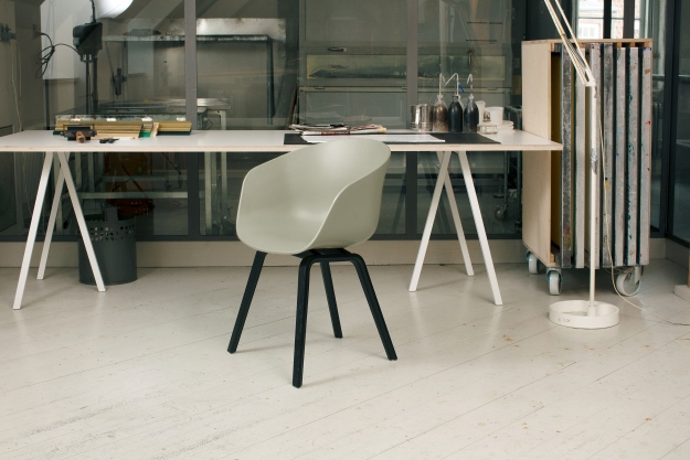 About A Chair AAC22 Stuhl in Fall Green mit schwarzem Eiche-Gestell. Designstuhl von Hay.