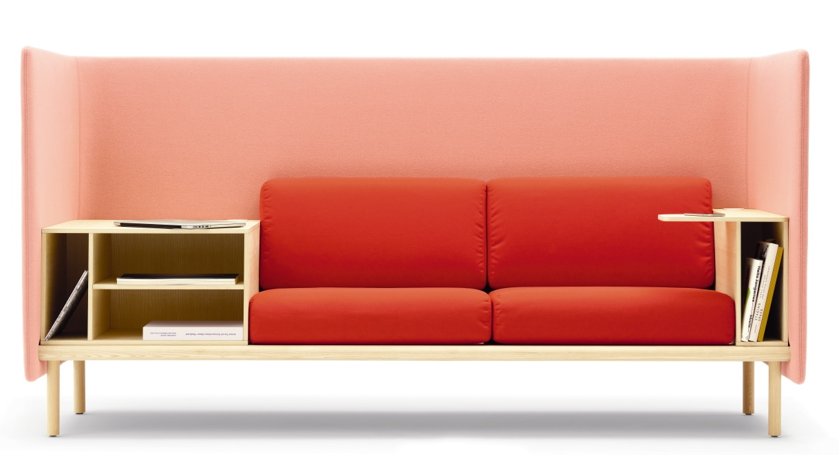 Floater Sofa: Modernes 3-Sitzer Sofa in Rot mit hohem, rosa Rückenteil und Holzgestell.