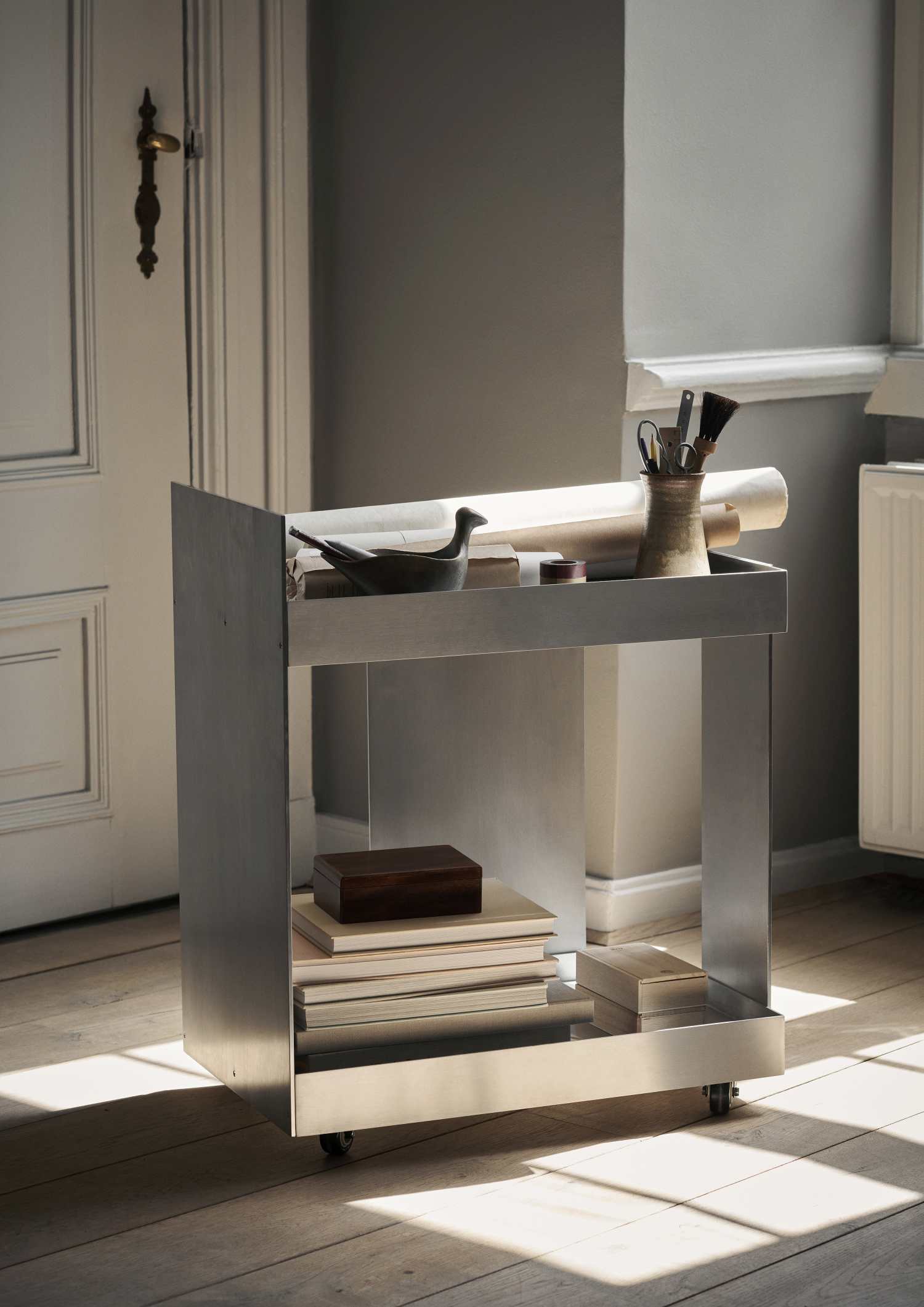 Ferm Living Servierwagen aus Aluminium, ein stilvoller Lager Trolley mit Rollen und zwei Ablageflächen.