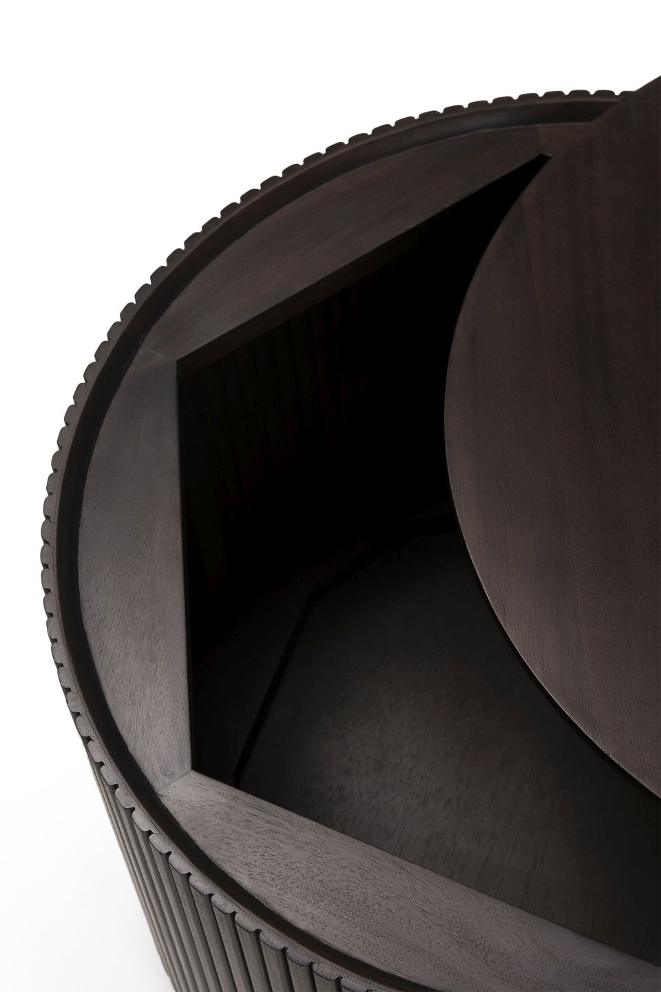 Detailaufnahme des Roller Max Couchtischs von Ethnicraft, rund, aus dunklem Mahagoni-Holz.