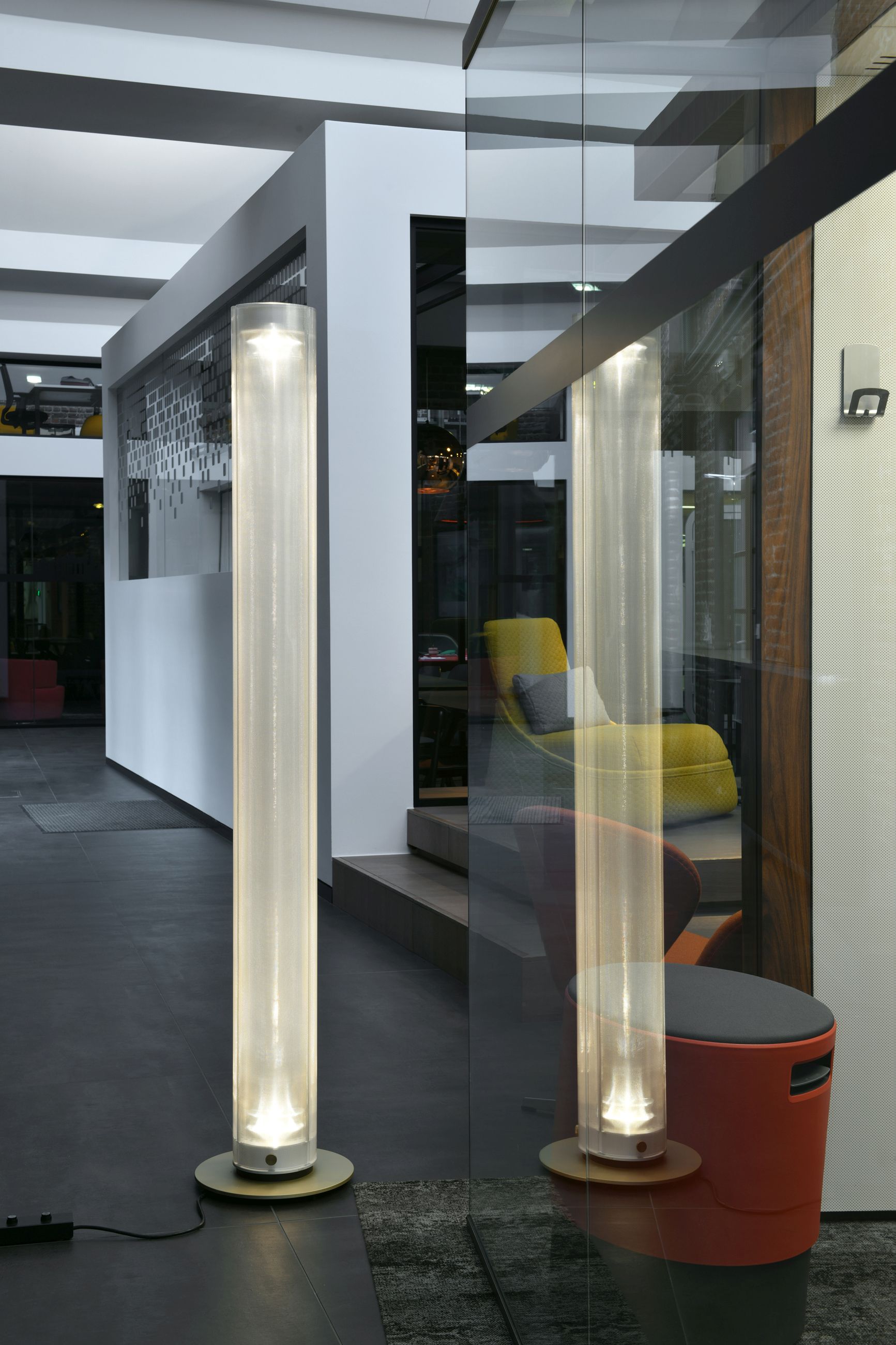 Twilight 360 Stehleuchte von Belux, moderne LED-Stehlampe mit zylindrischem Schirm und warmem Licht für Wohnraum und Büro.