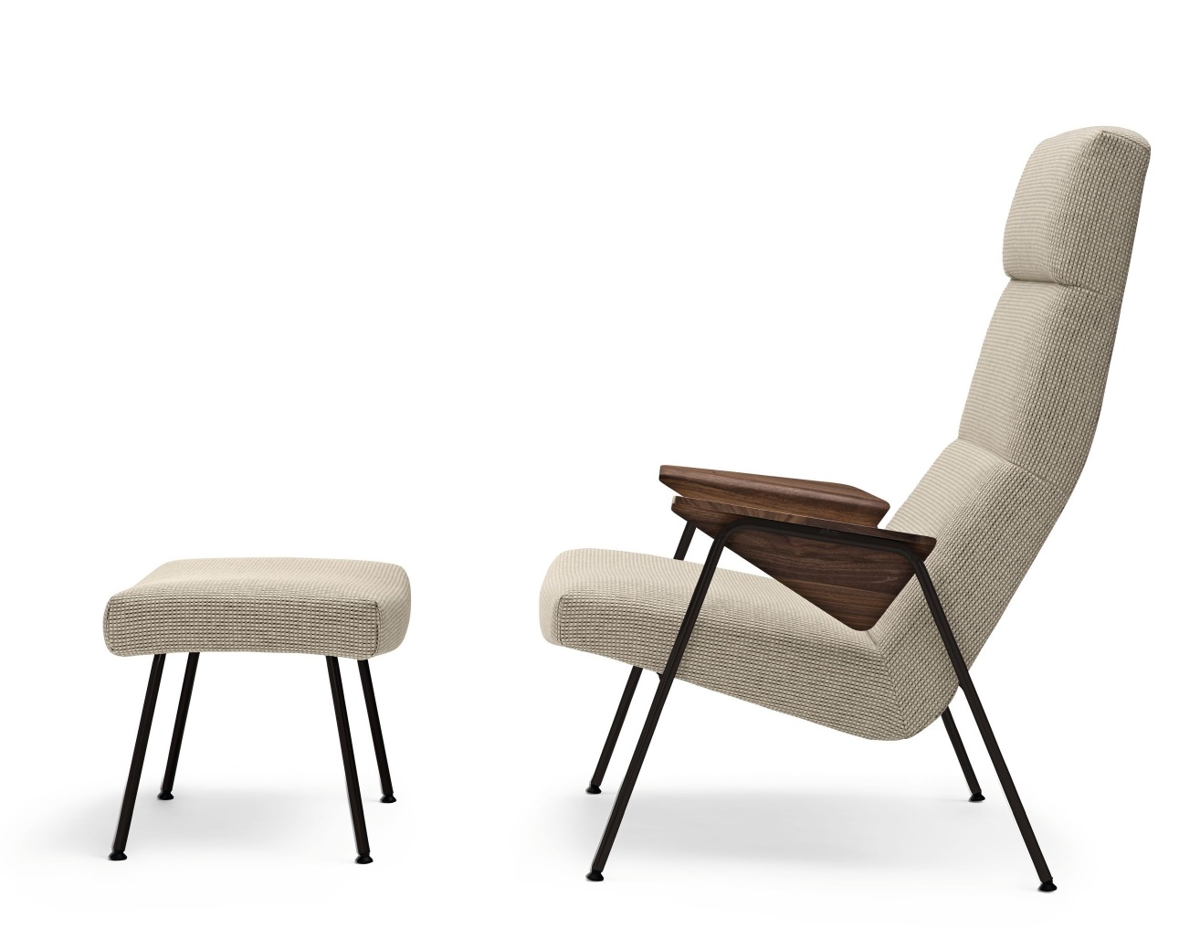 Beiger Votteler Sessel von Walter Knoll mit Fußhocker, Holzarmlehnen und schwarzem Metallgestell.