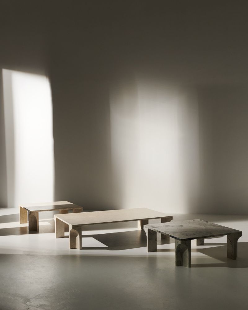 Drei Doric Couchtische aus Travertin, quadratisch und rechteckig, in verschiedenen Grautönen.