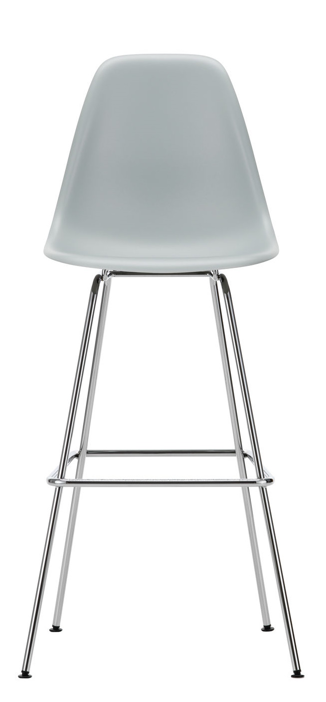 Vitra Eames Barhocker High, hellgraue Sitzschale auf verchromtem Vierfußgestell mit Fußstütze, modernes Möbeldesign.