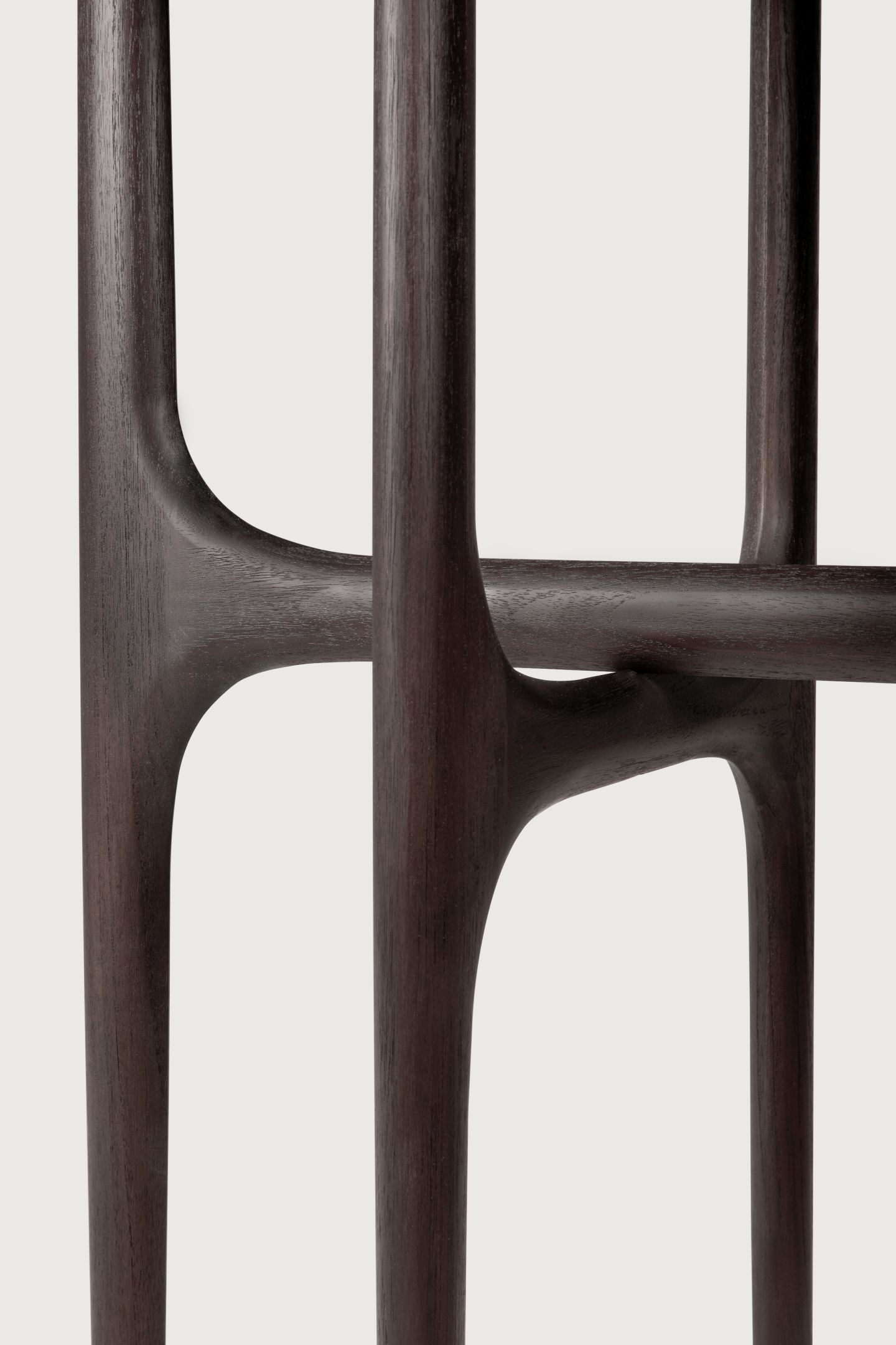 Detailaufnahme der dunklen Holzbeine der PI Konsole von Ethnicraft. Modernes Möbeldesign.