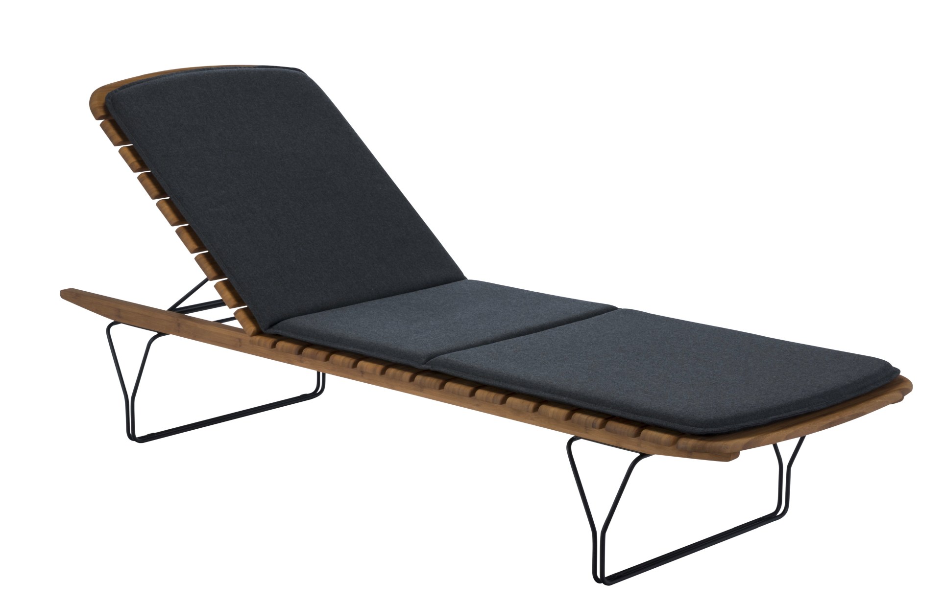 Molo Outdoor Kissen für Houe Sonnenliege, grauer Bezug, Holzrahmen und schwarzes Metallgestell.
