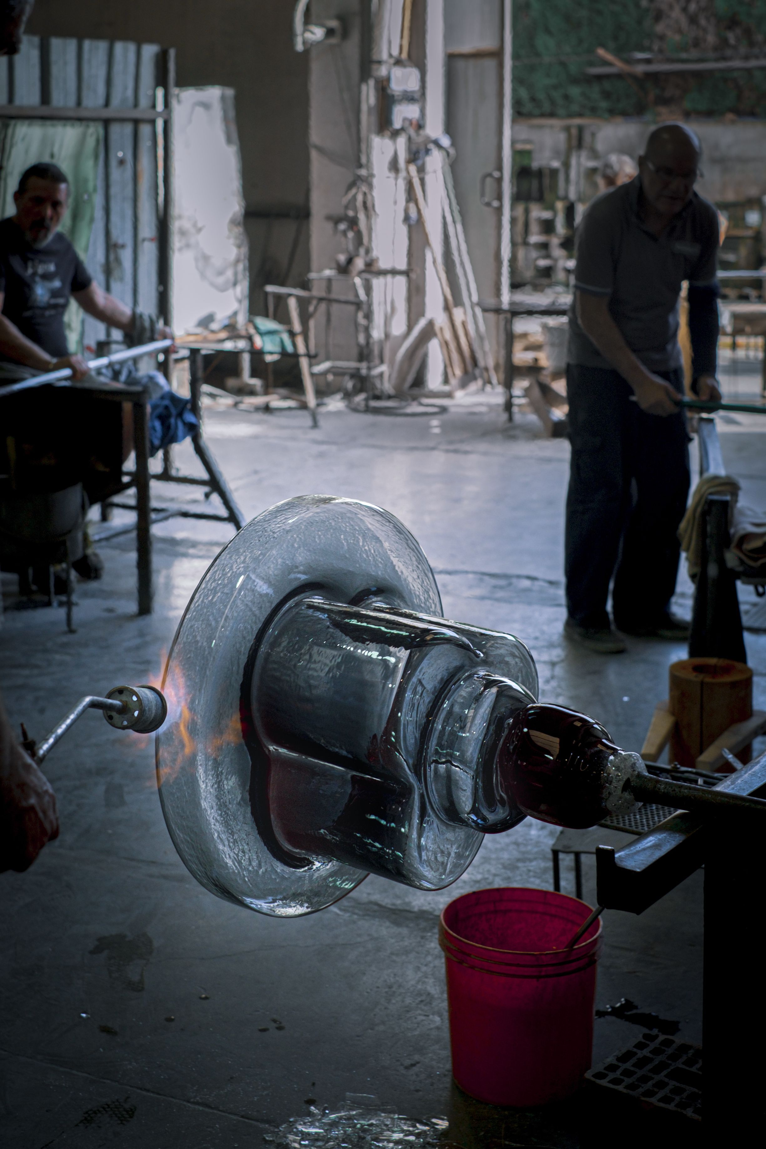Detailaufnahme der Herstellung eines Soda Beistelltisches aus Muranoglas in Bernstein von Miniforms.