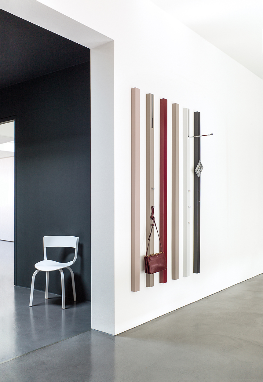 Line Garderobenelement Kieselstein von Schönbuch: Wandgarderobe mit farbigen Holzleisten, Haken und Tasche. Modernes Design.