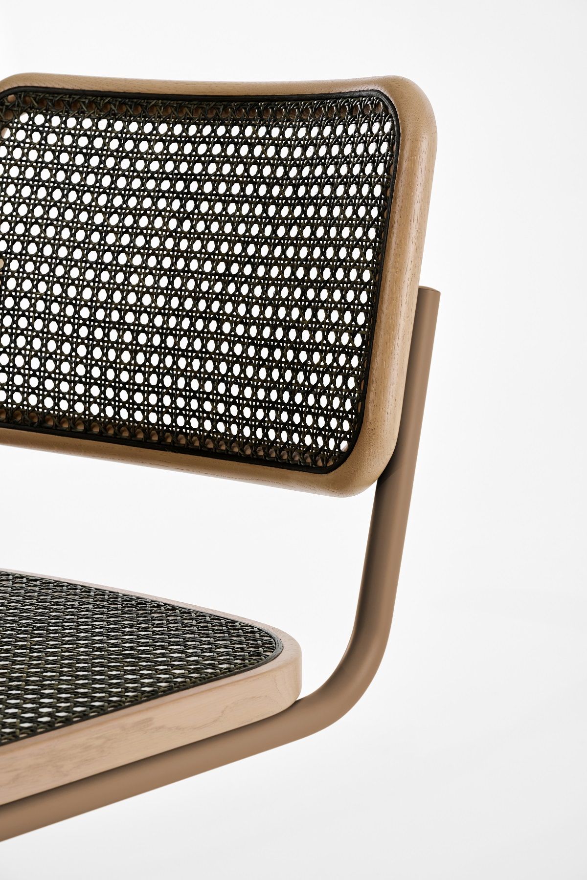 Detailaufnahme des Thonet S 32 V Freischwingers mit Stahlrohr und Wiener Geflecht. Klassisches Design.