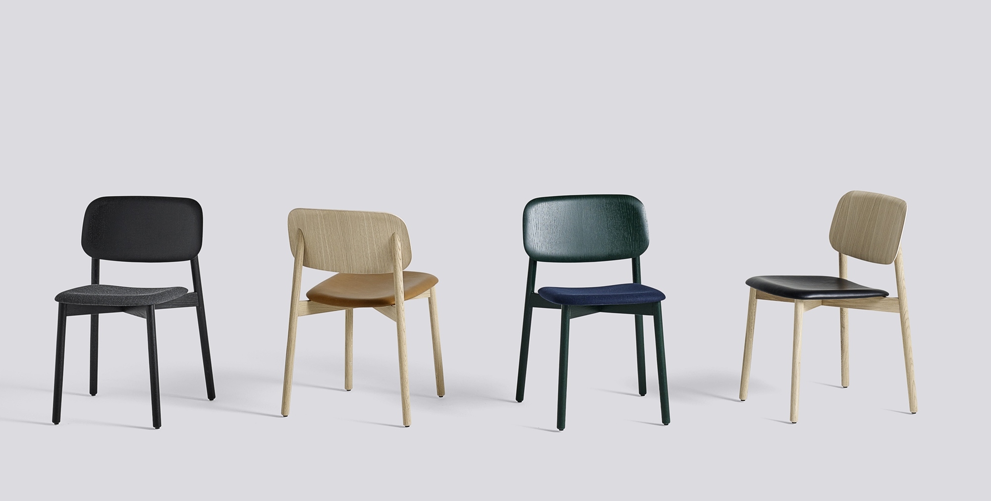 Vier gepolsterte Soft Edge Stühle von Hay in verschiedenen Farben und Materialien. Moderner Esszimmerstuhl.