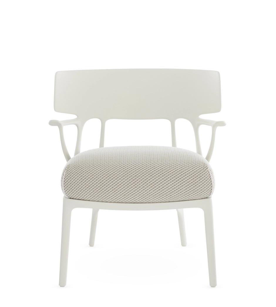 Weißer A.I. Lounge Sessel von Kartell mit gemustertem Sitzkissen, ideal für den Outdoor-Bereich.