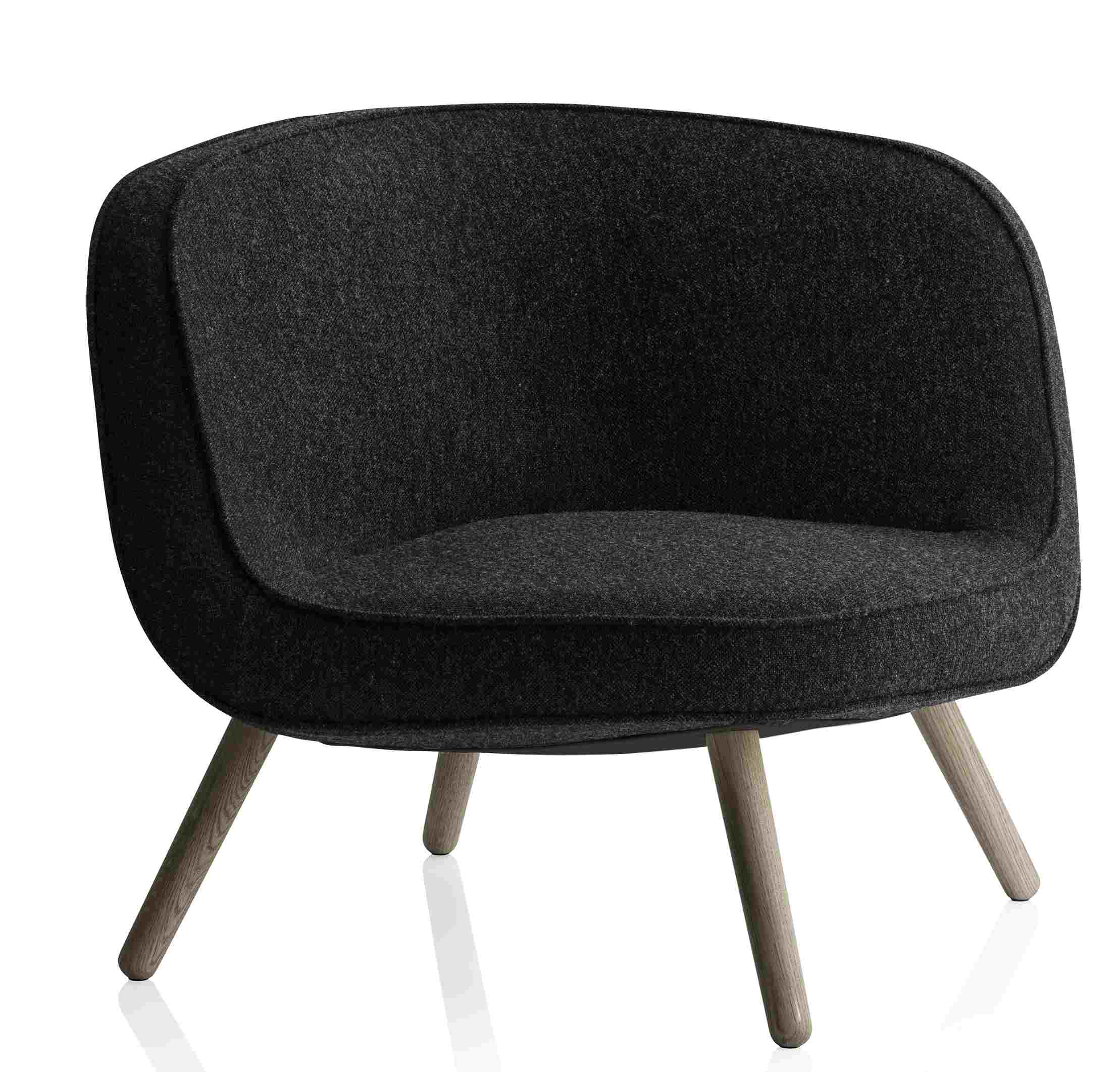 Via57 Sessel von Fritz Hansen, moderner Loungesessel mit dunklem Stoffbezug und hellen Holzfüßen.