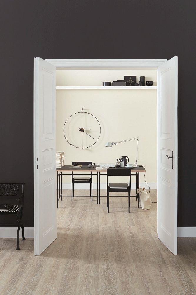 Barcelona Clock Wanduhr von Nomon in modernem Arbeitszimmer mit Schreibtisch und minimalistischer Einrichtung.