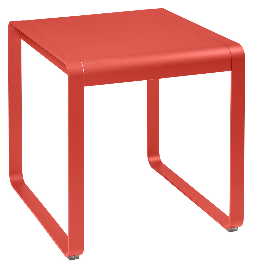 Roter Bellevie Outdoor Tisch von Fermob, quadratisch, aus Aluminium, für Garten und Terrasse.