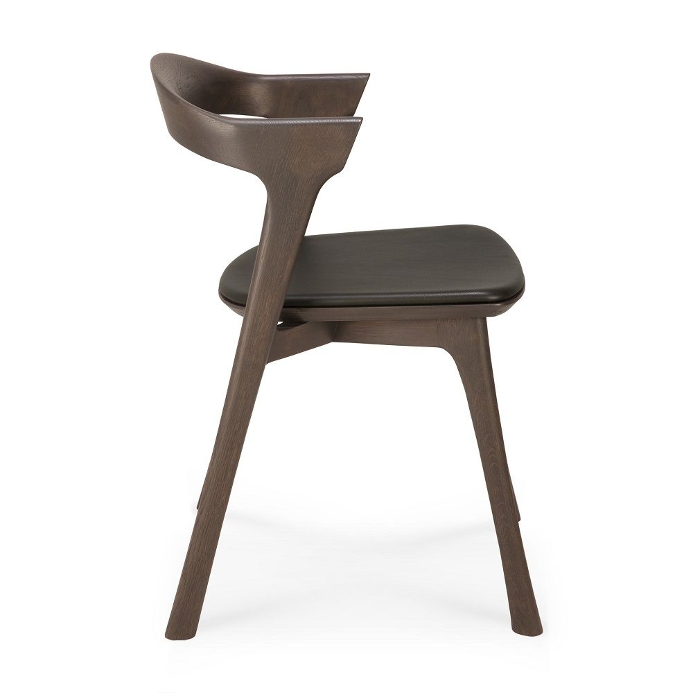 Bok Stuhl aus Eiche in Braun mit braunem Ledersitz, Seitenansicht. Designstuhl.