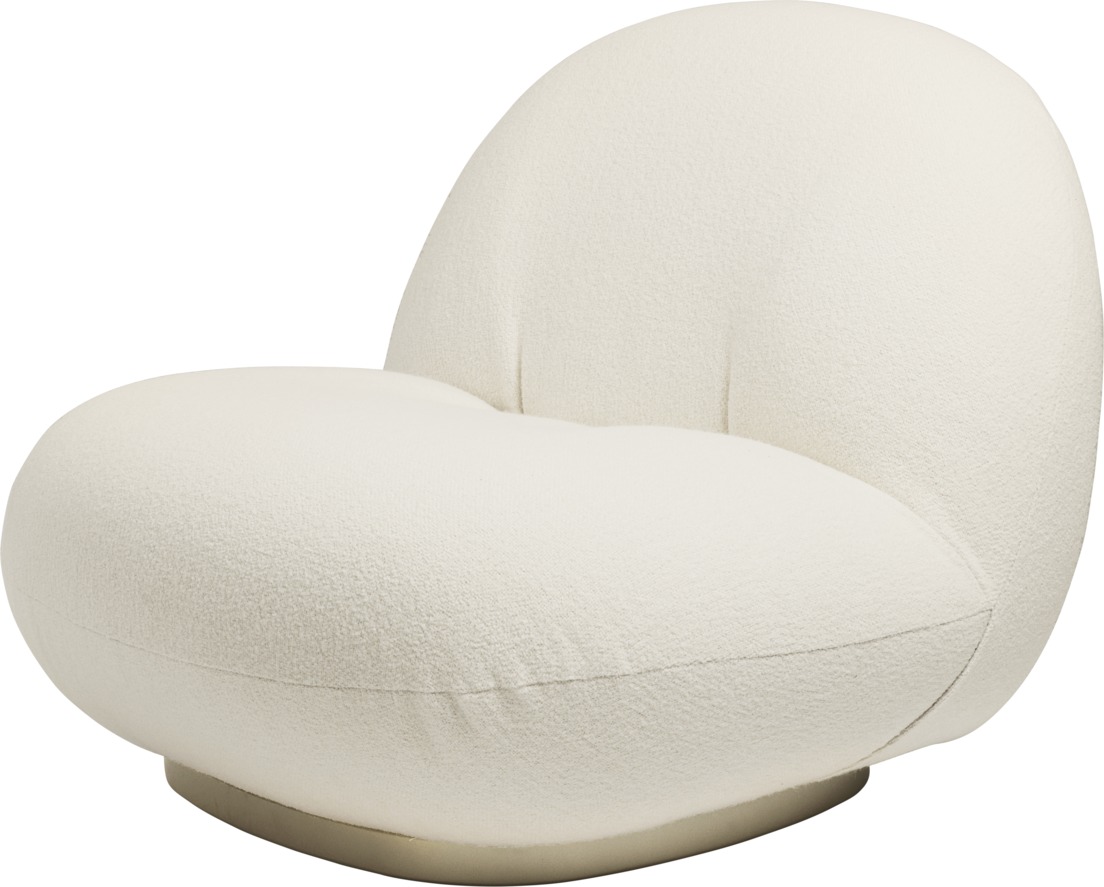 Elfenbeinfarbener Pacha Lounge Chair Sessel mit Perlgold-Drehfuß von Gubi. Moderner Sessel für Wohnzimmer.