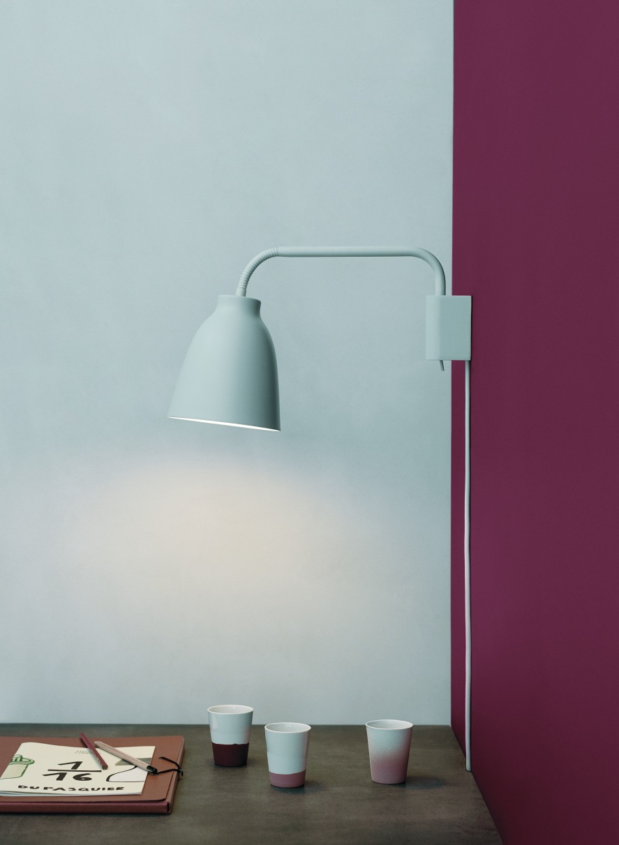 Helle Caravaggio Read Wandleuchte von Fritz Hansen, modernes Design für Schlafzimmer und Wohnraum.