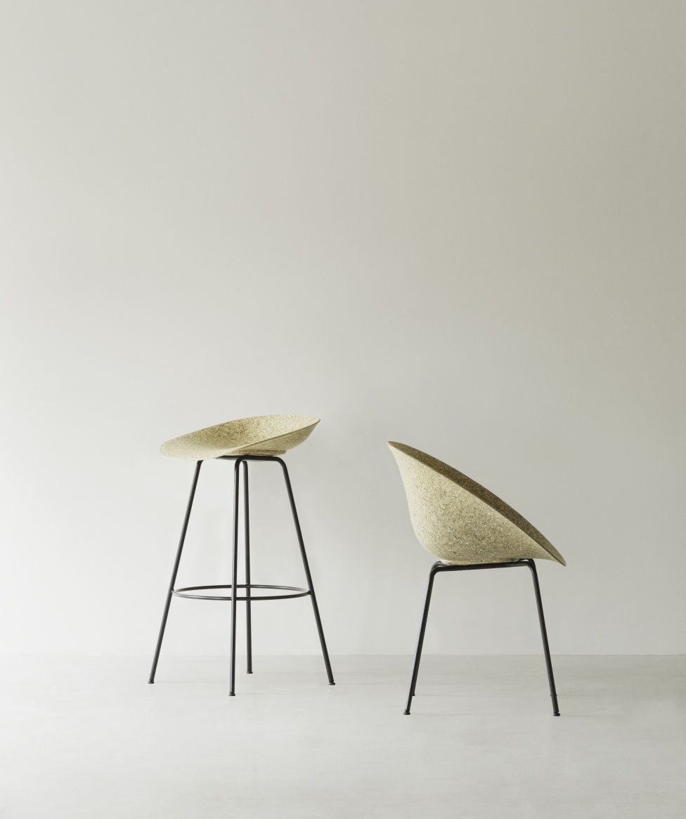 Mat Armchair von Normann Copenhagen, ein Barhocker und ein Stuhl mit Stahlgestell in Beige.