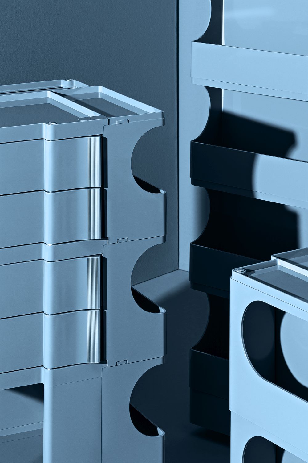 Blauer Boby Rollcontainer mit Schubladen und Fächern, modernes Design für Büro und Zuhause.