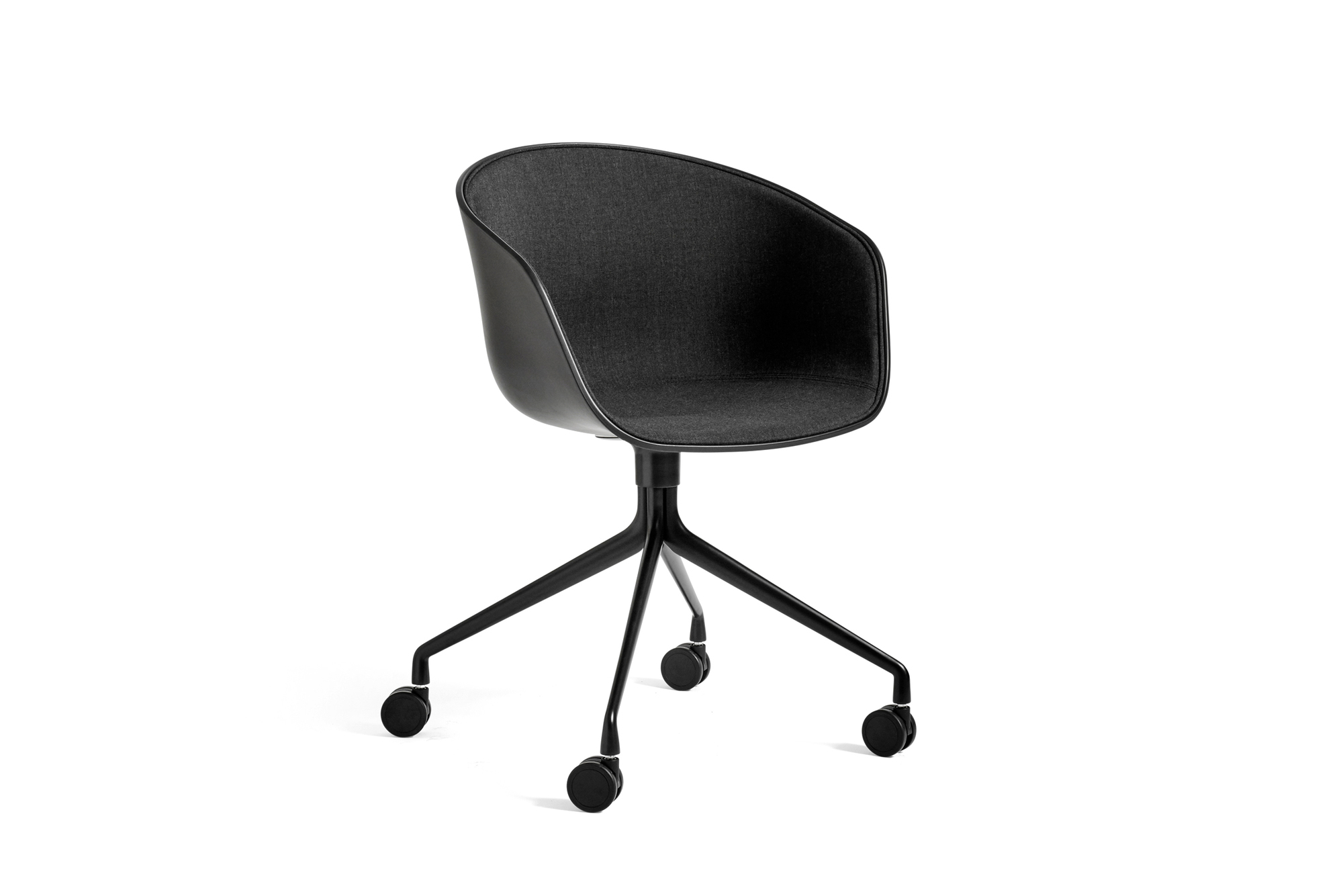 Schwarzer About A Chair AAC 24 Stuhl von Hay mit grauem Stoffbezug und Rollen.