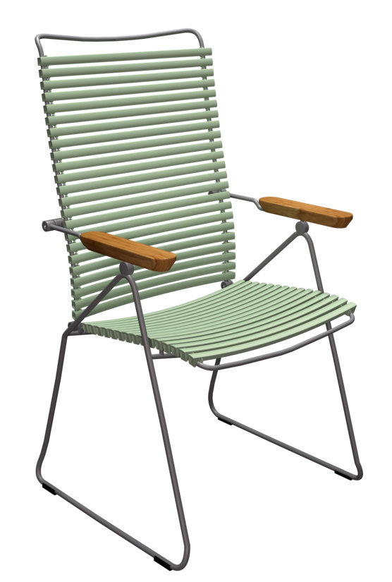 Houe Click Position Chair Outdoor Sessel, hellgrüne Lamellen, Armlehnen aus Holz, modernes Gartenmöbel Design.