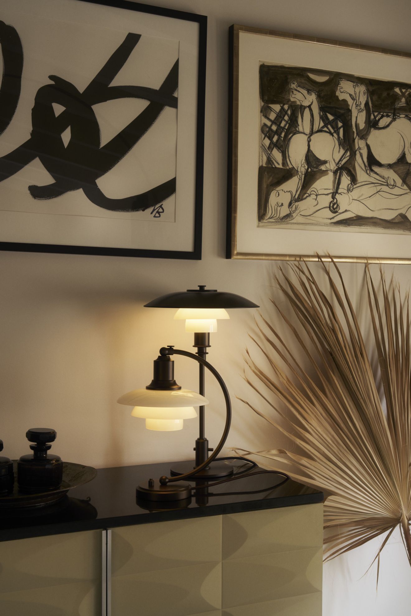 Nahaufnahme der PH 3/2 Aged Brass Tischleuchte von Louis Poulsen, warmes Licht, stilvolles Wohnaccessoire.