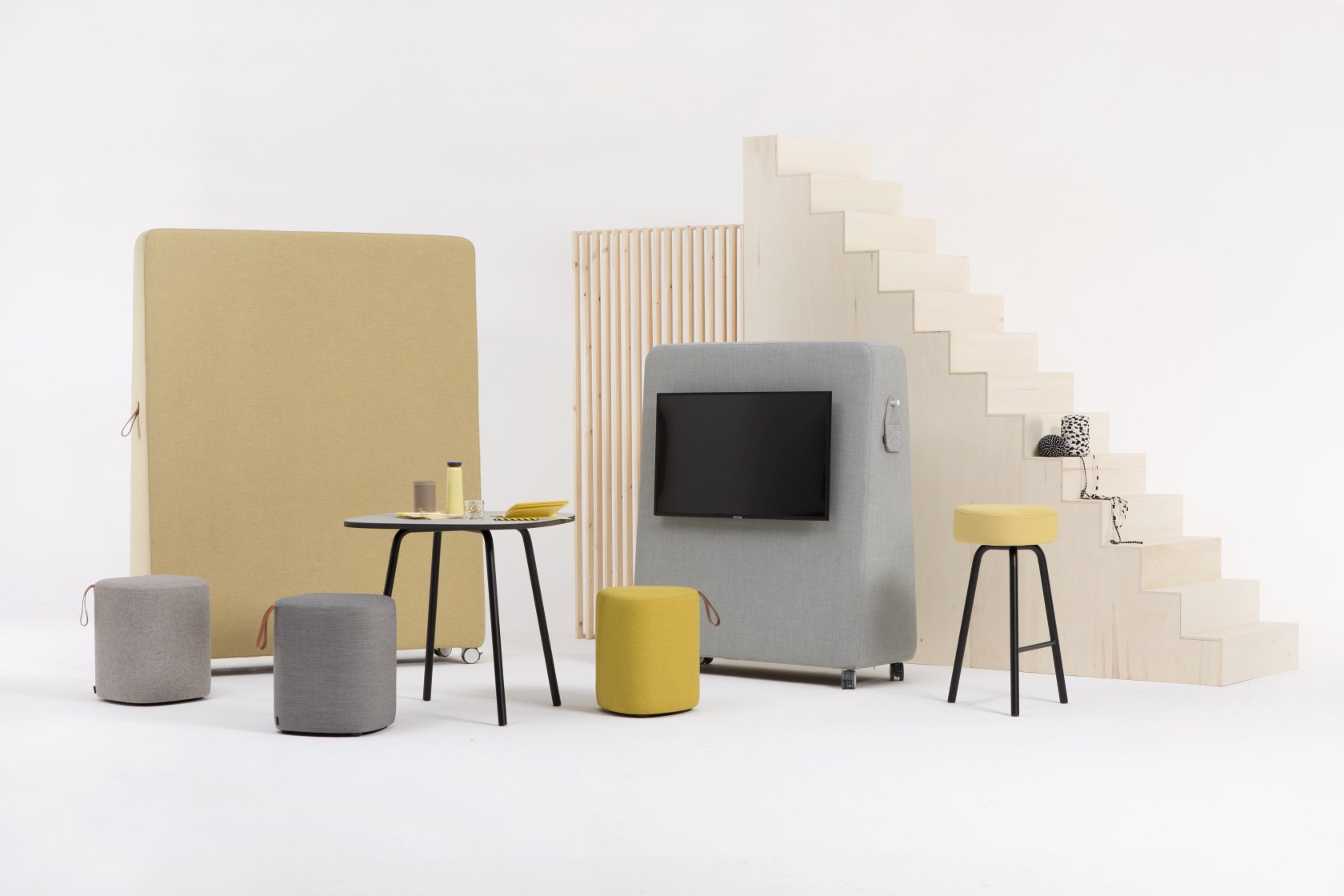 Cascando Pully Square Hocker in Grau und Gelb, runde Sitzhocker für Büro und Wohnraum.