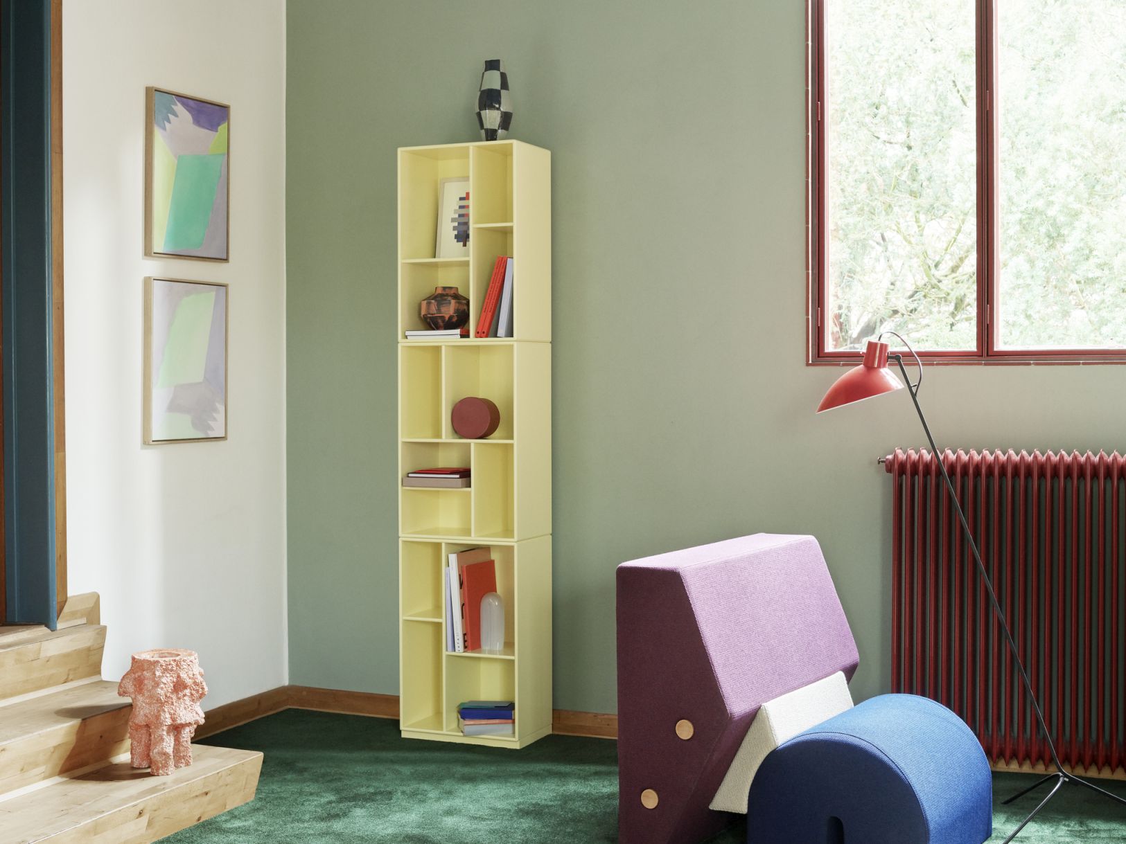Helles Loom Bücherregal in Oat-Farbe im modernen Wohnzimmer mit Büchern und Dekoration.