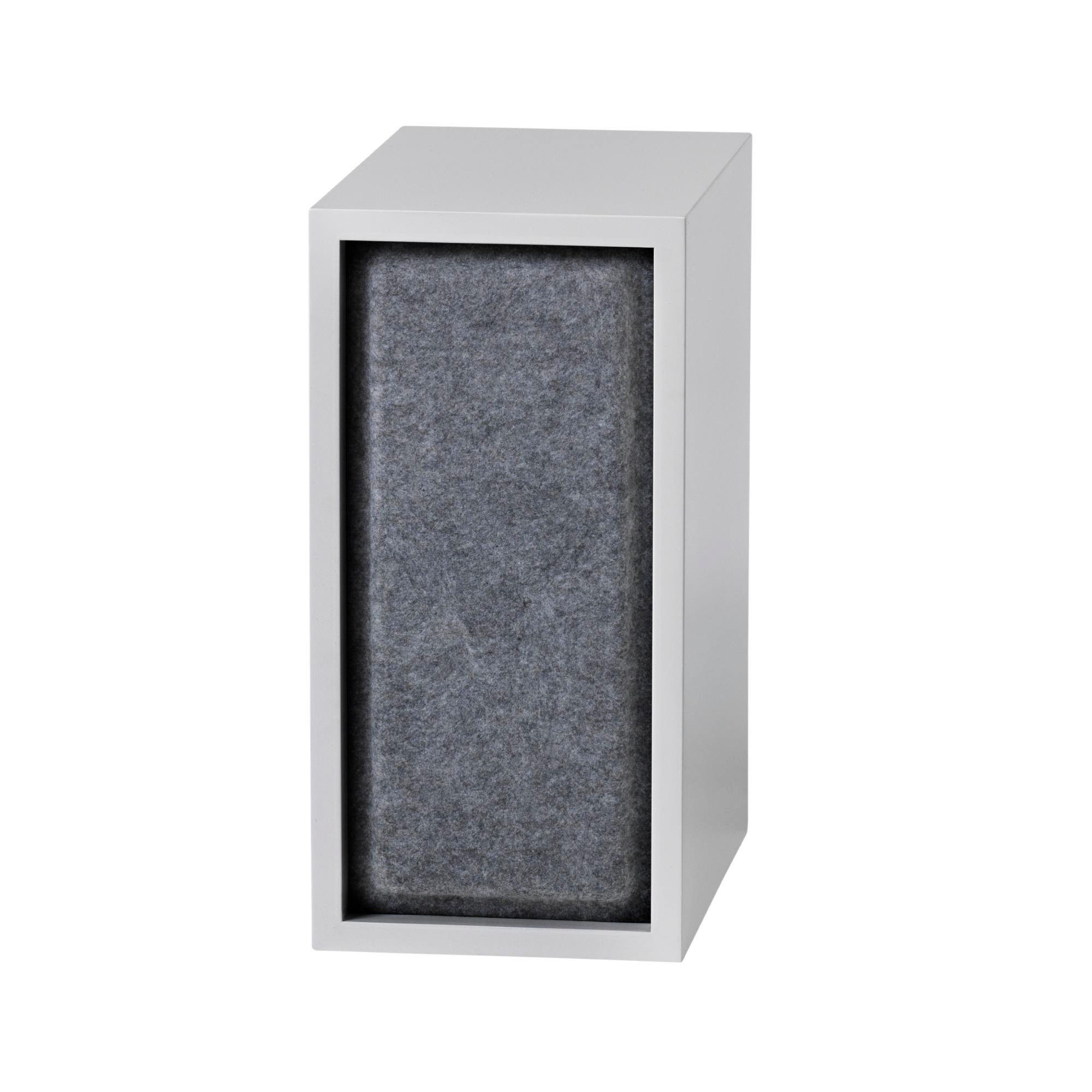 Weißes Akustikpaneel für Muuto Stacked Regalsystem, kleine Größe, graue Filzoberfläche zur Schallabsorption.