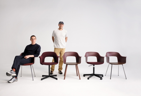 Hay Layout Armchair 223: Vier verschiedene Ausführungen des Armlehnstuhls in Burgunderrot und Braun mit zwei Personen.