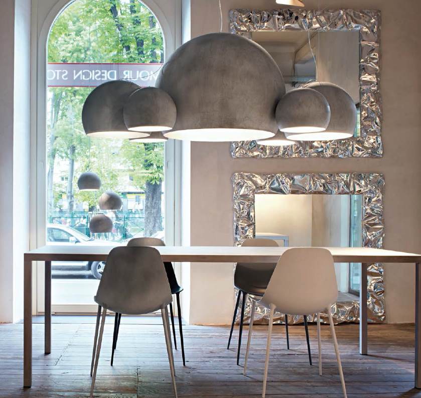 ILtavolo Tisch von Opinion Ciatti in modernem Esszimmer mit Design-Pendelleuchten und Spiegeln.