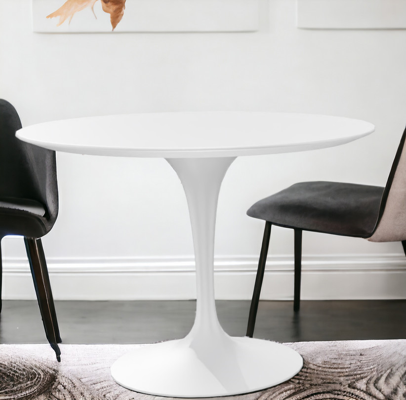 Weißer Saarinen Tisch von Knoll International, Loungehöhe ca. 65 cm, mit zwei Stühlen.