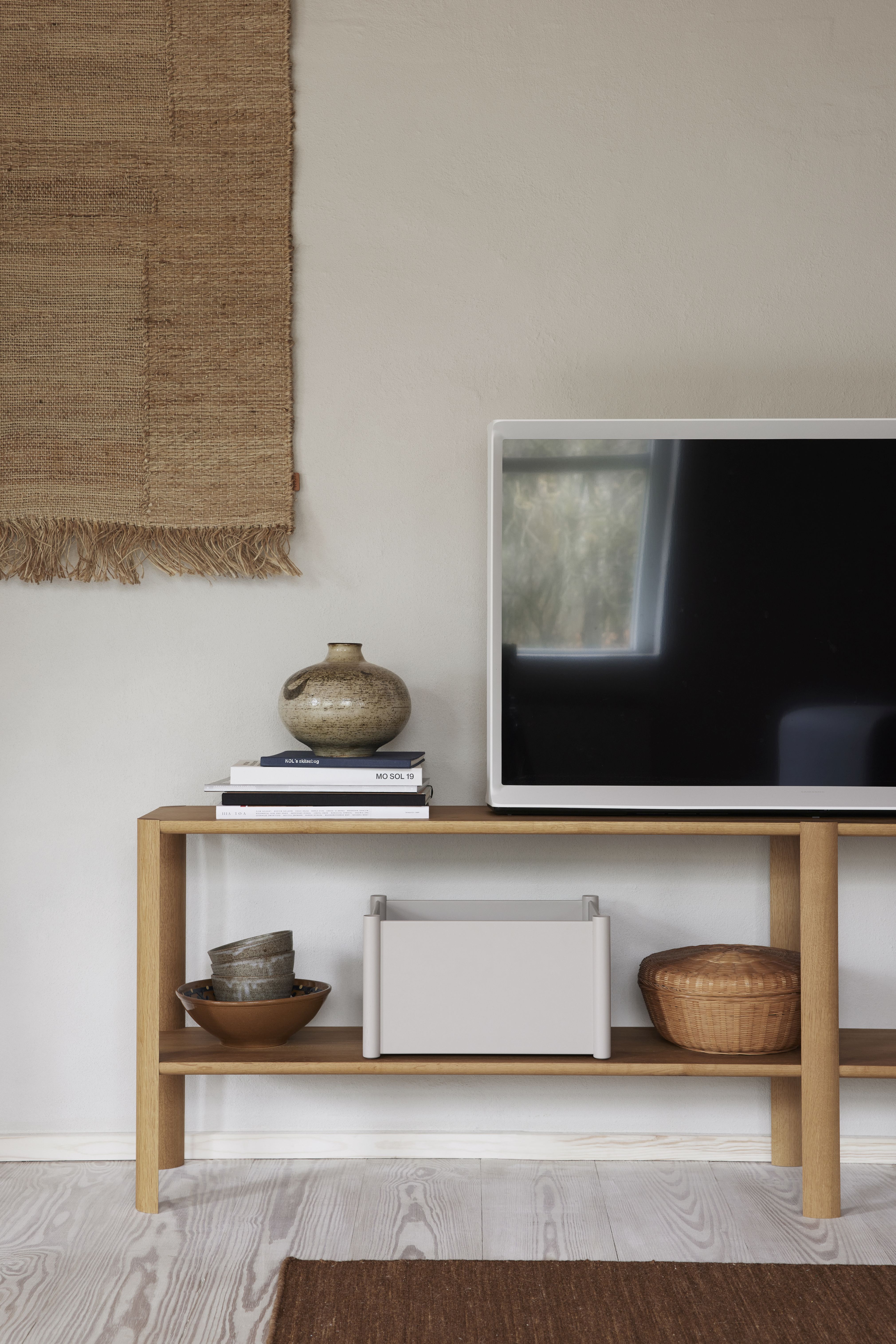 Helles Holzregal mit Pillar Box Medium, Deko-Objekten und TV im minimalistischen Wohnzimmer.