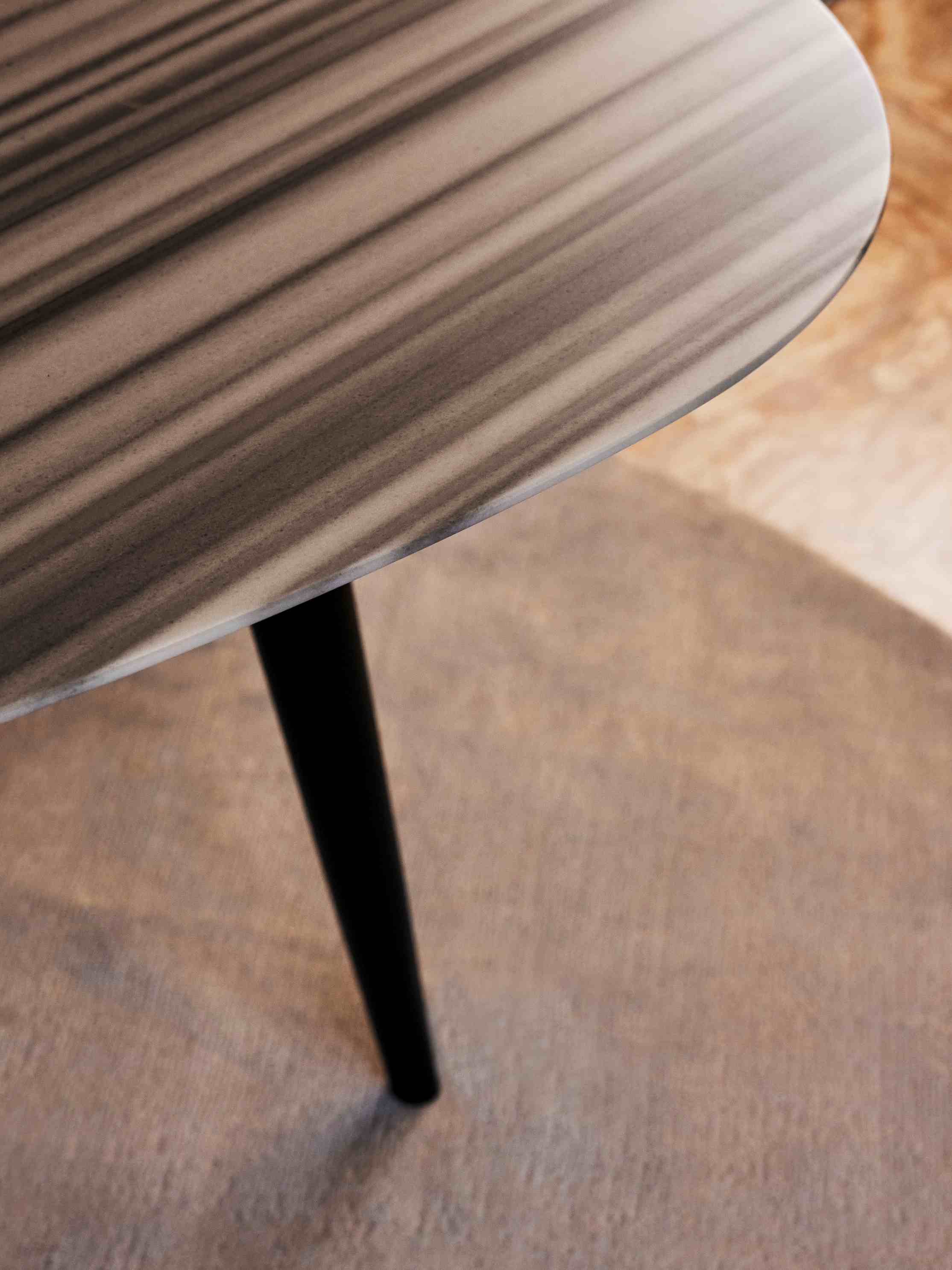 Detailansicht des Zanotta 2318 Tweed Marble Esstisch mit Marmorplatte und schwarzem Bein.