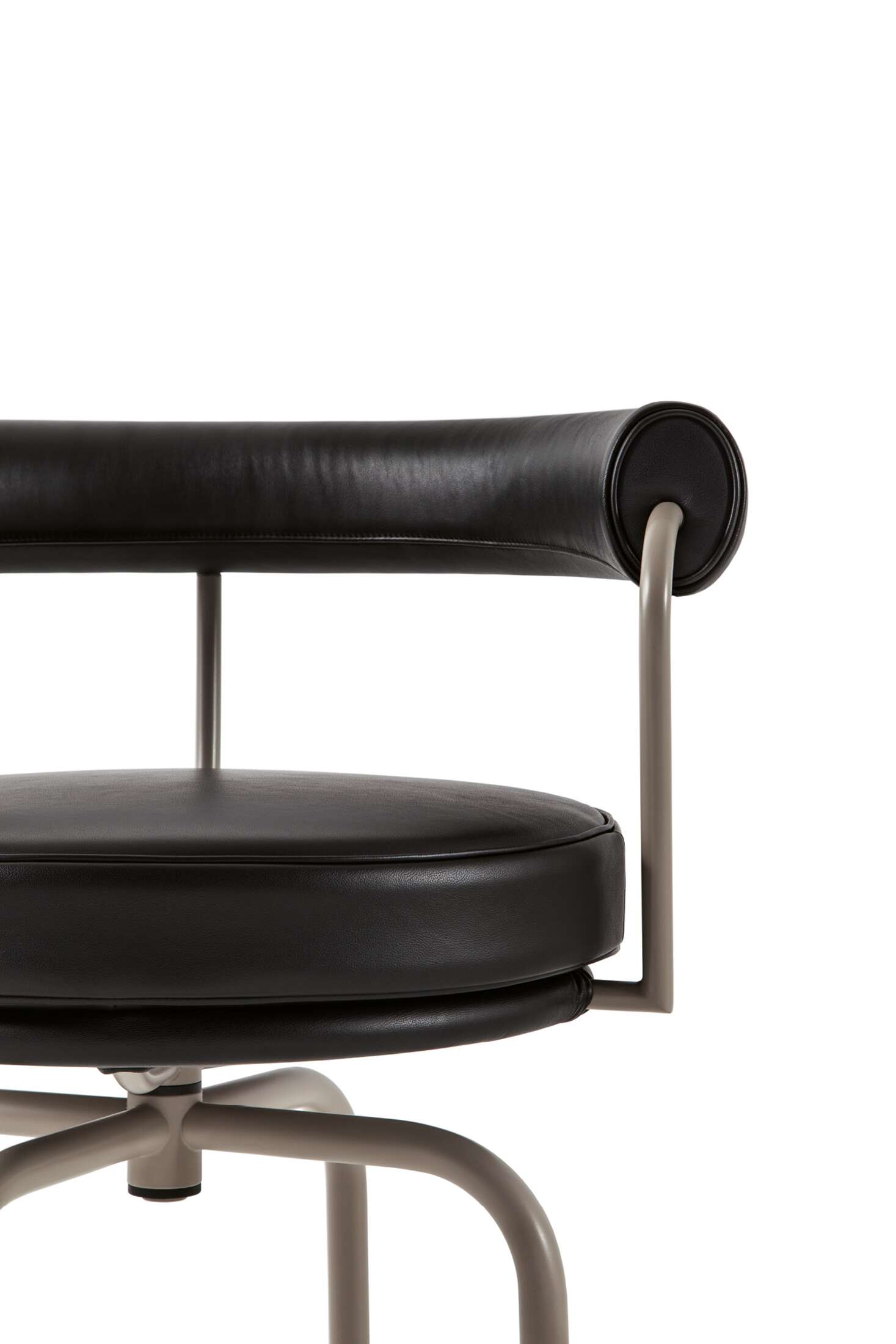Detailaufnahme des 7 Fauteuil Tournant Drehsessels von Cassina mit schwarzem Leder und grauem Metallgestell.