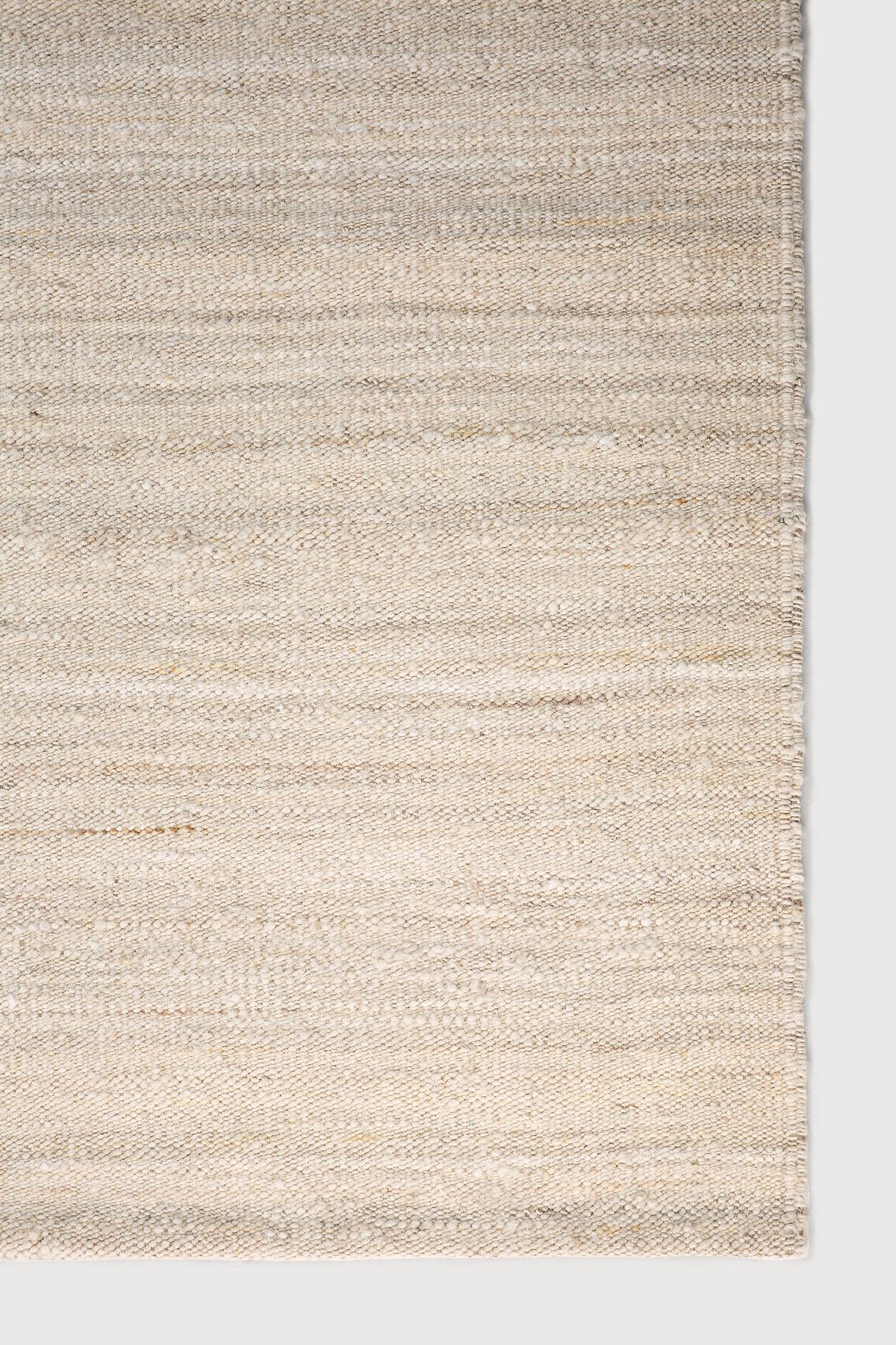 Detailaufnahme des Sand Nomad Kilim Teppichs von Ethnicraft, B 250, in Beige. Hochwertiger, gewebter Teppich.