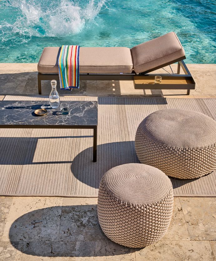 Zwei große, sandfarbene Weishäupl Pouf Hocker für Indoor und Outdoor Nutzung am Pool.