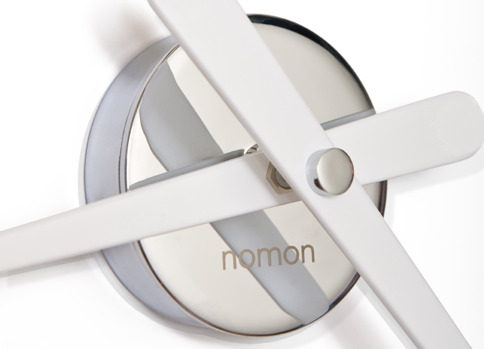 Detailaufnahme der modernen, weißen Nomon Wanduhr Rodón mini L mit silberfarbenem Gehäuse.