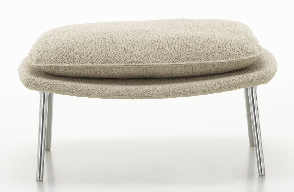 Vitra Slow Chair Ottoman mit beigem Stoffbezug und vier silbernen Metallfüßen vor weißem Hintergrund.