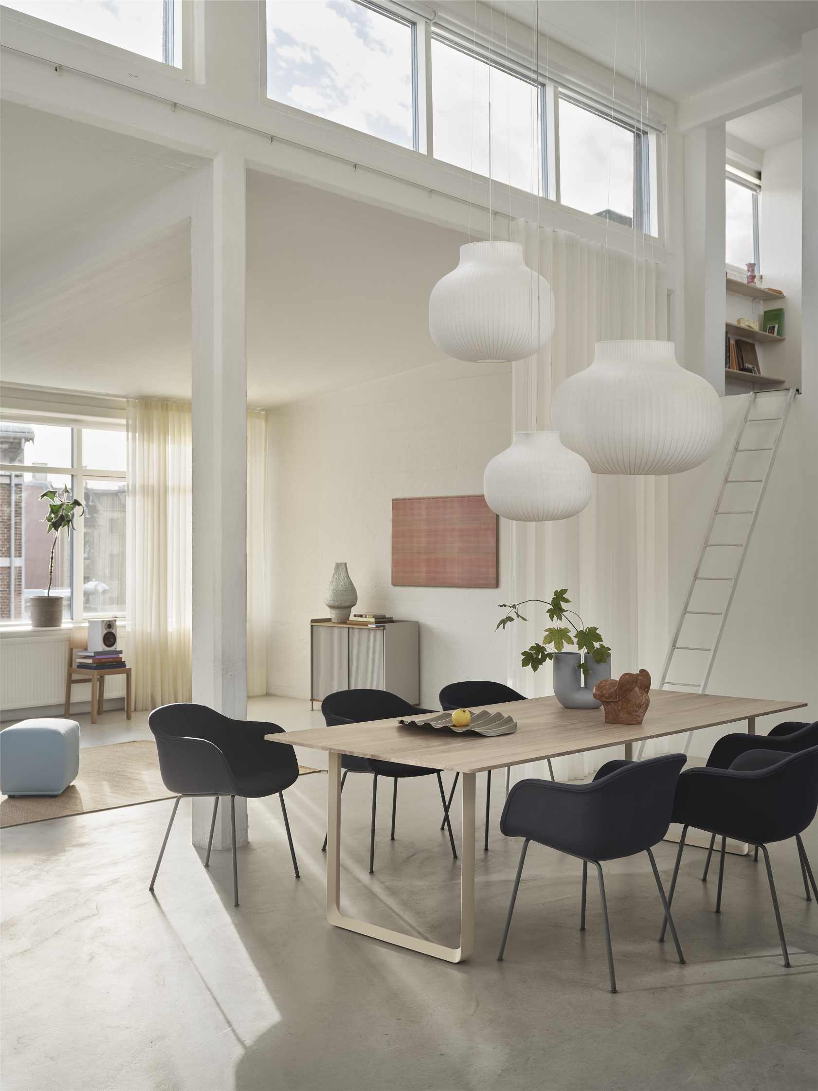 Kink-vaas H 26,3 cm Muuto Dieprood