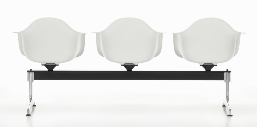 Drei weiße Eames Plastic Armchairs auf schwarzer Traverse von Vitra, modernes Design Sitzmöbel.