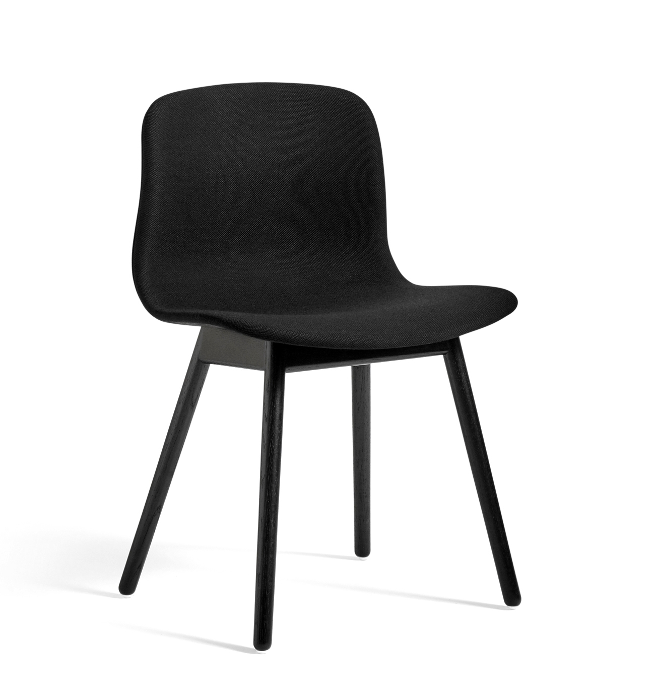 Schwarzer About A Chair AAC13 Stuhl von Hay mit Vollpolsterung und Holzbeinen.
