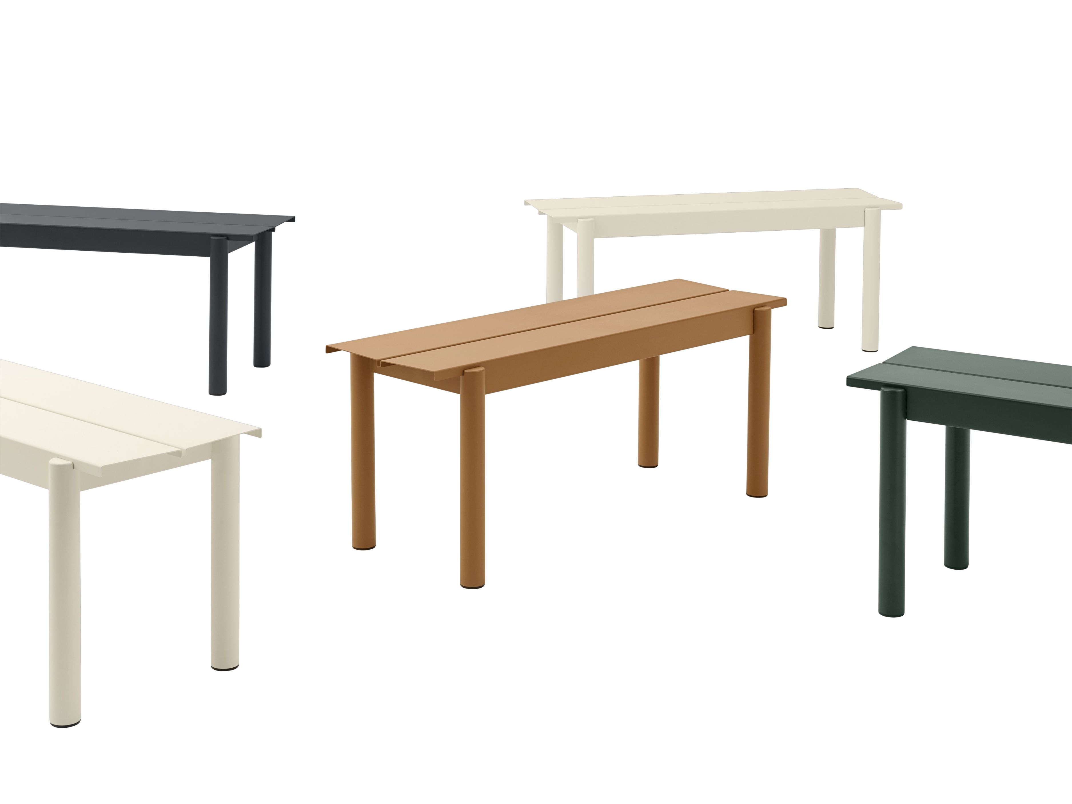Mehrere Muuto Linear Steel Bänke in verschiedenen Farben, moderne Outdoor Sitzmöbel für Garten und Terrasse.