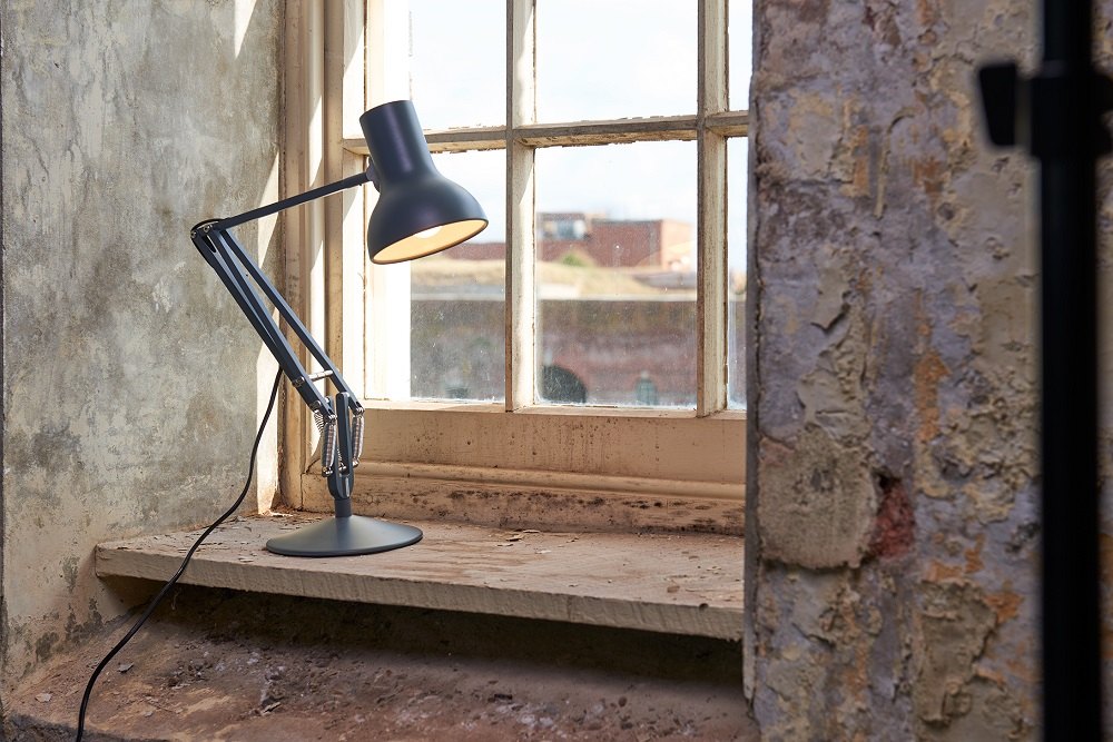 Anglepoise Type 75 Mini Tischleuchte in Alpinweiß vor einem Fenster, modernes Design.
