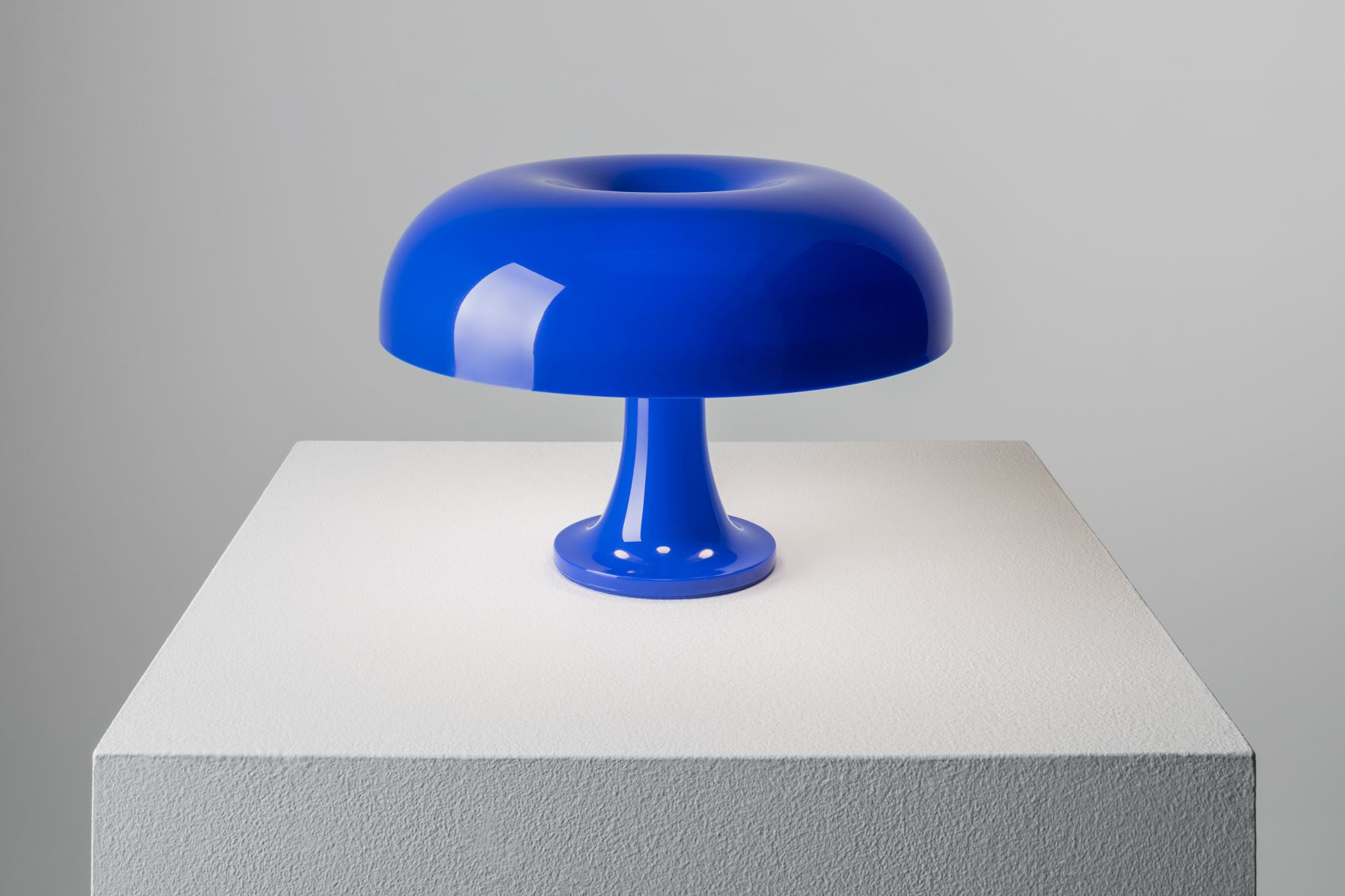 Dunkelblaue Nessino Tischleuchte von Artemide, Pilzdesign, moderne Innenbeleuchtung für Nachttisch oder Schreibtisch.
